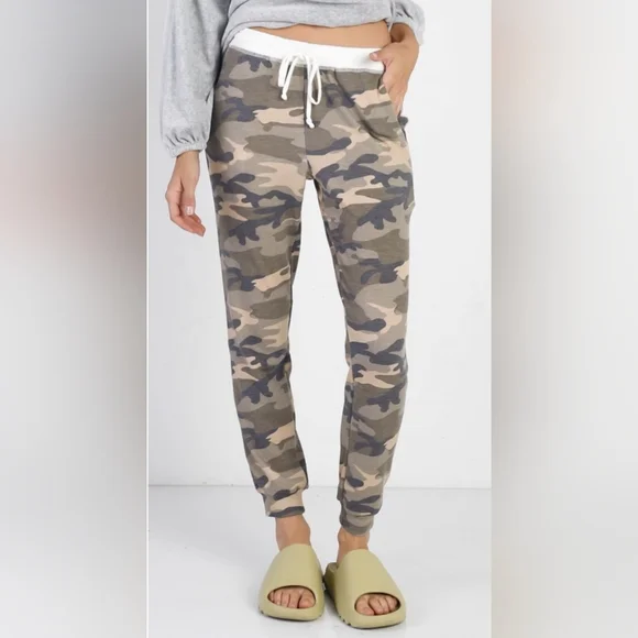 1 Left! Comfy Casual Jogger in a Super Cute Camo Print w/Cream Waistband - Picture 3 of 3